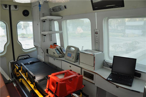 普定县救护车内部